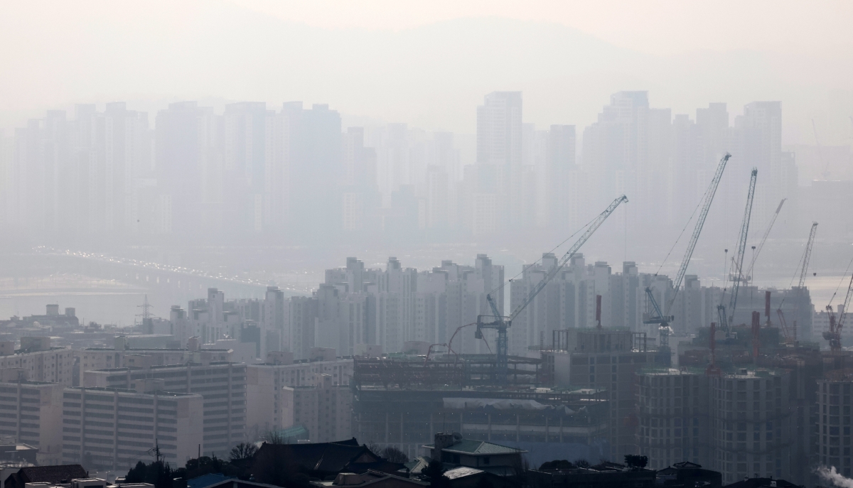 5일 오후 서울 용산구 남산 전망대에서 바라본 서울 도심 아파트가 희뿌연 대기에 갖혀 있다. 뉴시스