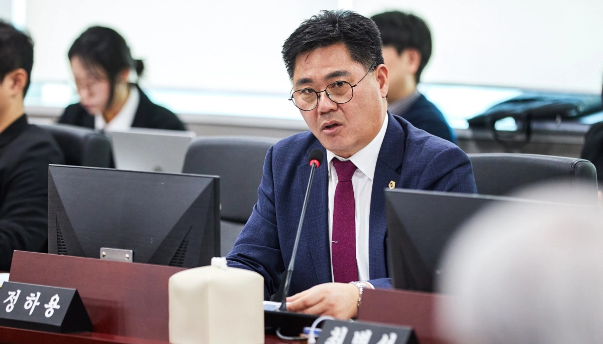 정하용 의원 6일 열린 제388회 임시회 경제노동위원회 경제실 등 기관 업무보고에서 질의하고 있다.(사진=경기도의회)