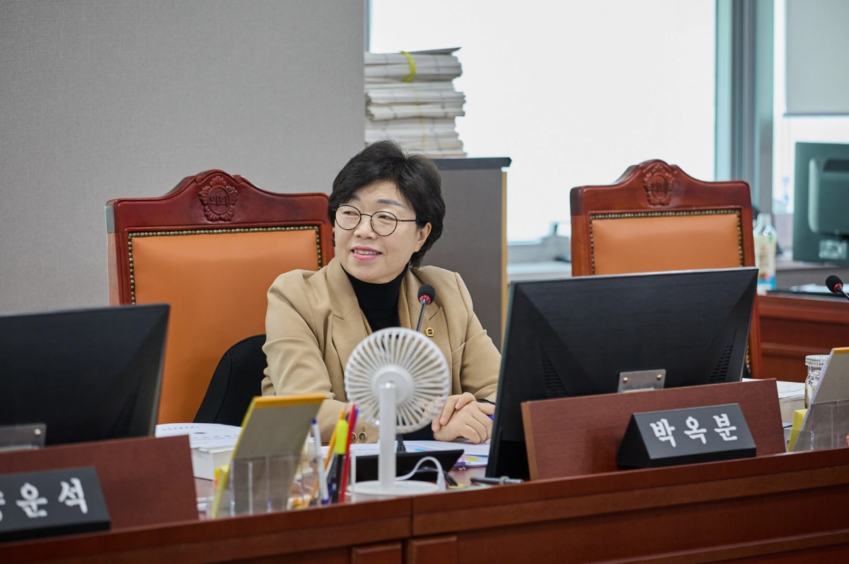 박옥분 의원 6일 열린 제388회 임시회 건설교통위원회 업무보고에서 건설국 등 관계 기관을 대상으로 2026년도 주요 사업의 실효성을 집중 점검하며 질의하고 있다.(사진=경기도의회)