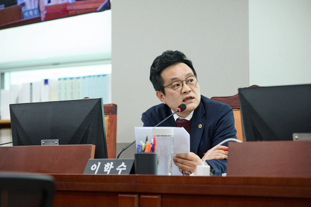 이학수 의원아 6일 실시된 2026년도 업무보고에서 한국도자재단을 대상으로 질의하고 있다.(사진=경기도의회)