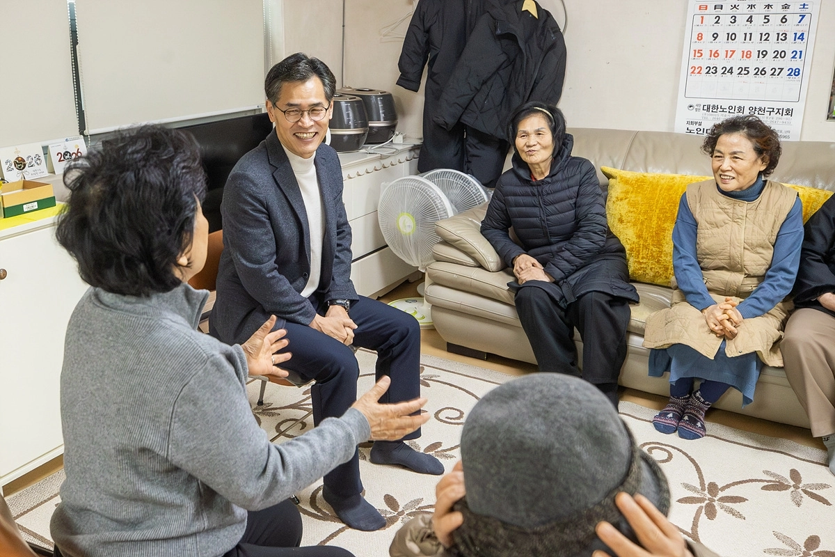 이기재(왼쪽 두번째) 양천구청장이 지난 4일 목2동 경로당을 찾아 어르신들과 새해 인사를 나누고 있다. 양천구 제공
