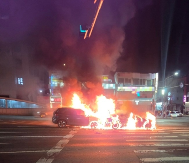 지난 8일 오후 8시 30분쯤 대구 서구에 있는 도시철도 2호선 내당역 인근에서 승용차 2대가 추돌해 불이 났다. 대구소방안전본부 제공