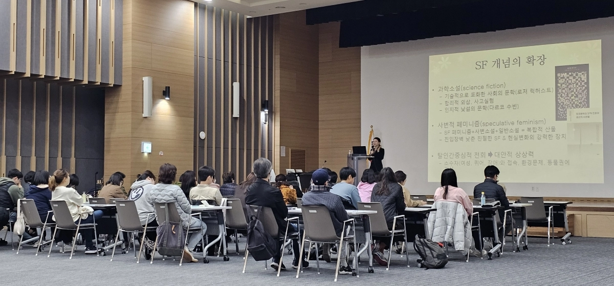지난해 서울 마포구에서 진행한 인문학 살롱에서 참가자들이 강의를 듣고 있다. 마포구 제공