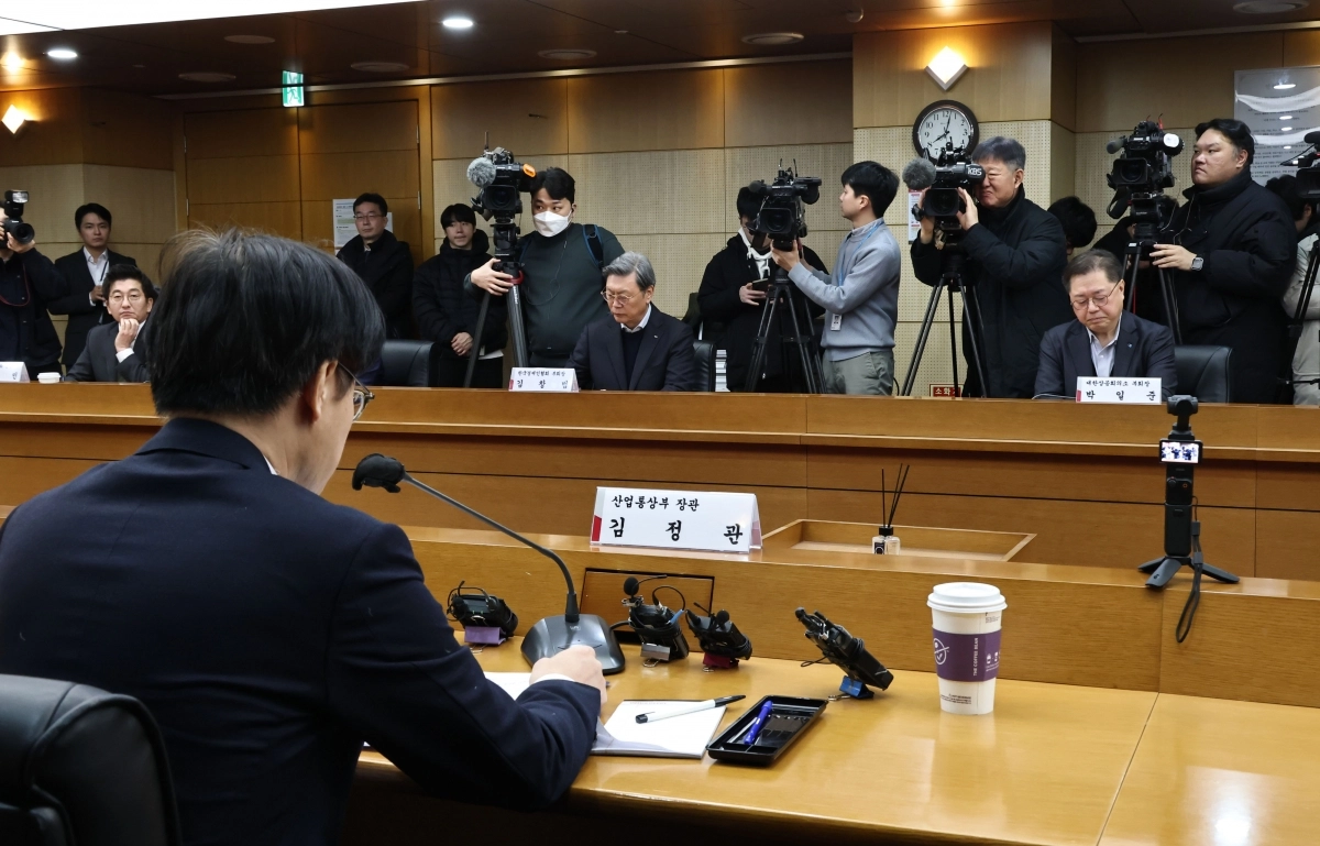 박일준 대한상공회의소 부회장(오른쪽)이 9일 서울 종로구 한국무역보험공사에서 열린 경제단체 긴급현안 점검회의에서 김정관 산업통상부 장관의 발언을 듣고 있다. 2026.2.9. 연합뉴스