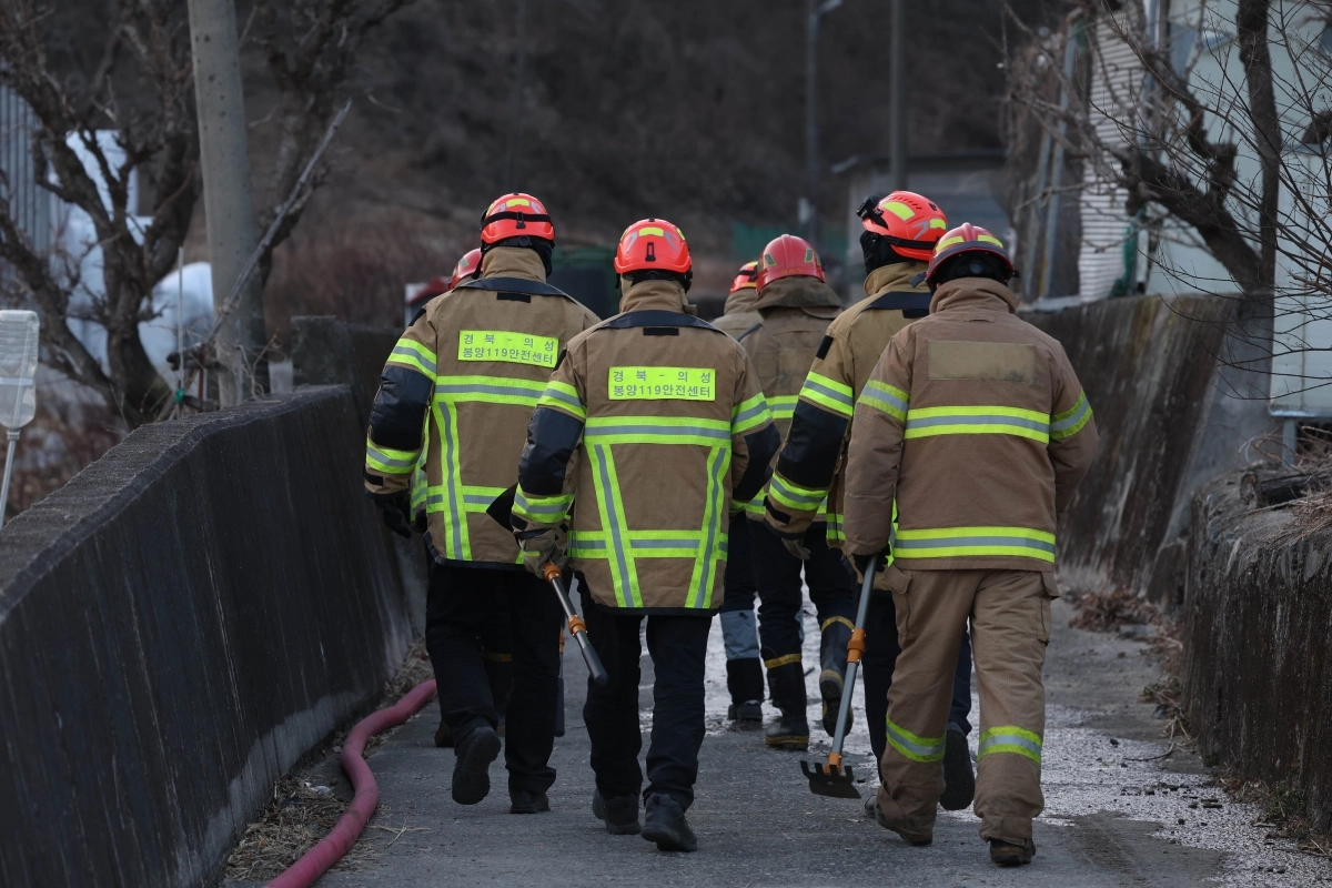 지난 8일 오후 경북 경주시 문무대왕면 일대에서 소방관들이 야간 진화작업을 위해 산불 현장으로 향하고 있다. 연합뉴스