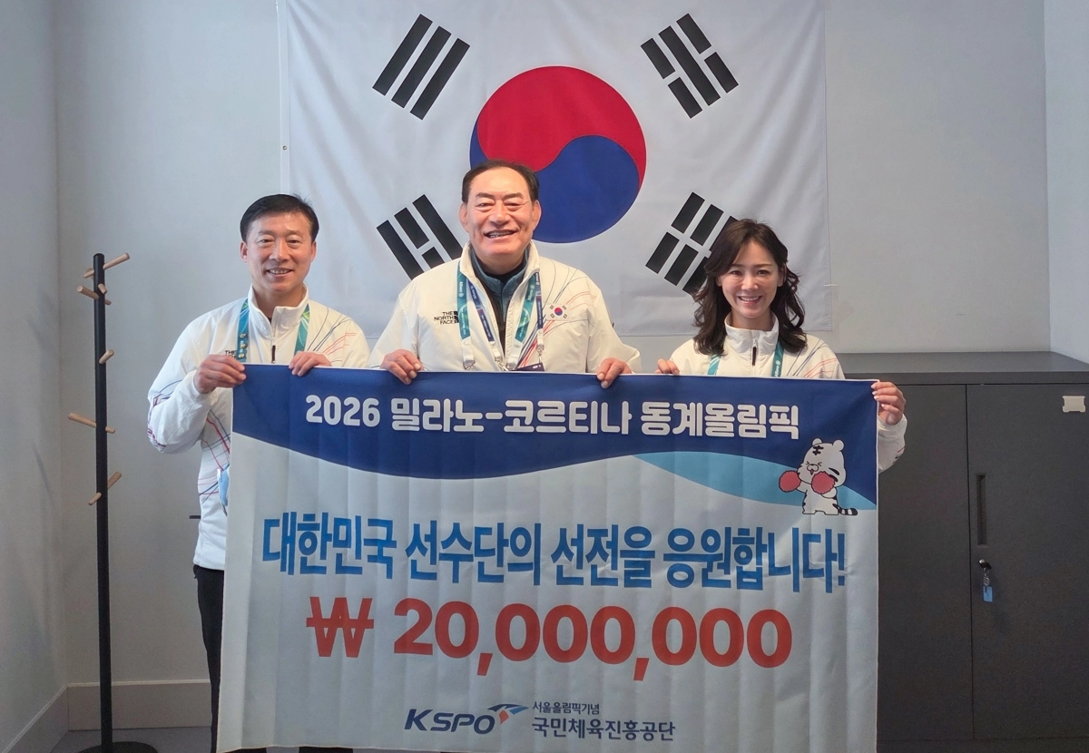 하형주(가운데) 국민체육진흥공단 이사장이 지난 7일 2026 밀라노-코르티나담페초 동계올림픽 선수촌을 방문해 이수경 단장에게 격려금을 지급한 뒤 함께 포즈를 취하고 있다. 국민체육진흥공단 제공