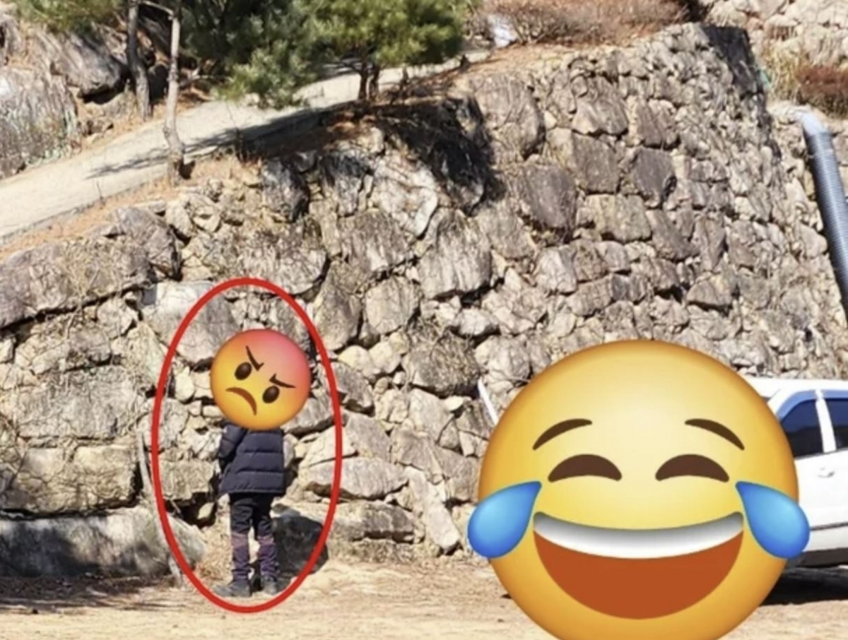 노상방뇨하는 산악회 회원의 모습. 온라인 커뮤니티 캡처