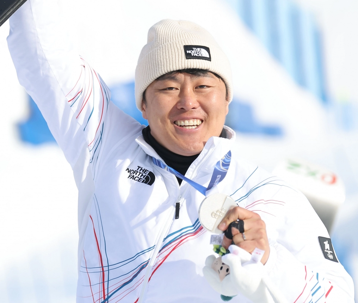김상겸이 8일 이탈리아 리비뇨 스노파크에서 열린 2026 밀라노·코르티나담페초 동계올림픽 스노보드 남자 평행 대회전 결승 시상식에서 은메달을 들며 환호하고 있다. 2026.2.8 리비뇨 연합뉴스