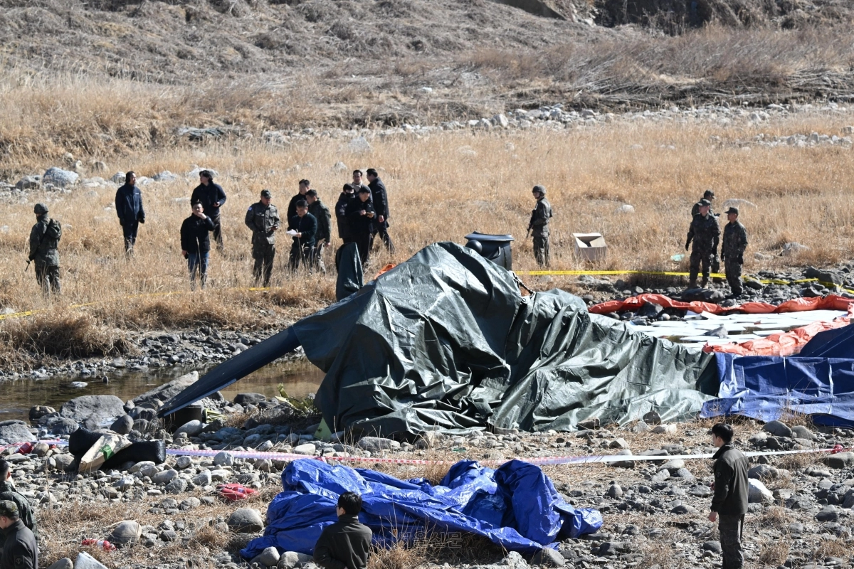 군 관계자들이 9일 경기 가평군 조종면 신하교 인근에 추락한 군 헬기 잔해 근처에서 현장을 통제하고 있다. 이날 오전 11시께 육군 헬기가 추락해 조종사 두명이 크게 다쳐 심정지 상태로 병원에 이송됐으나 전원 사망했다. 2026.2.9 이지훈 기자