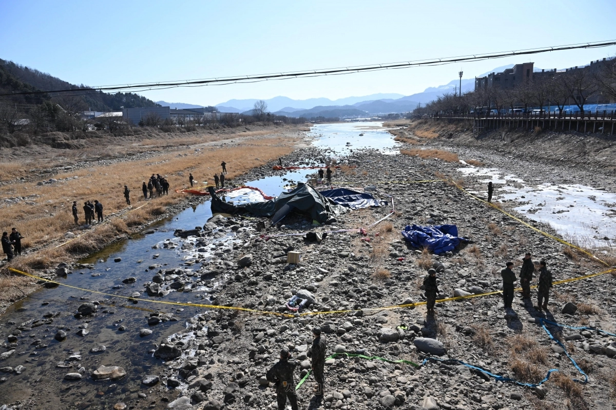 군 관계자들이 9일 경기 가평군 조종면 신하교 인근에 추락한 군 헬기 잔해 근처에서 현장을 통제하고 있다. 이날 오전 11시께 육군 헬기가 추락해 조종사 두명이 크게 다쳐 심정지 상태로 병원에 이송됐으나 전원 사망했다. 2026.2.9 이지훈 기자