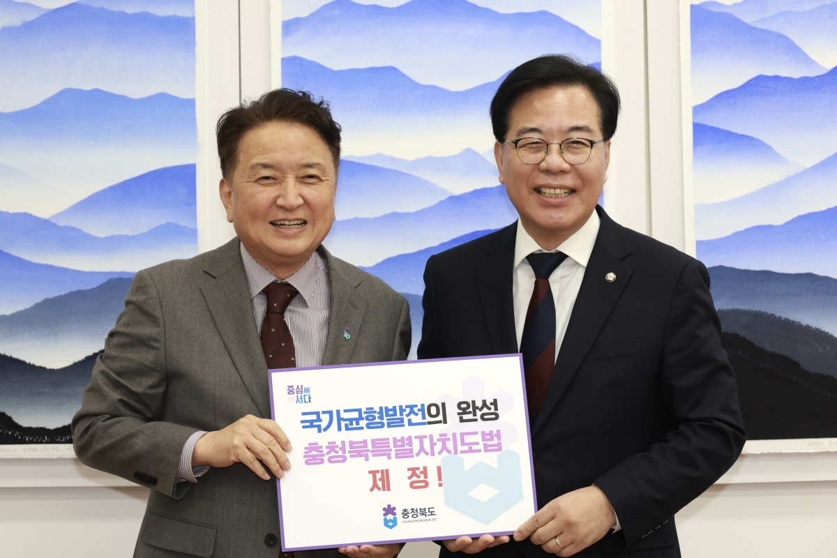 김영환(왼쪽) 충북지사가 9일 국민의 힘 송언석 원내대표를 만나 충북특별자치도법 제정을 당부하고 있다. 충북도 제공.