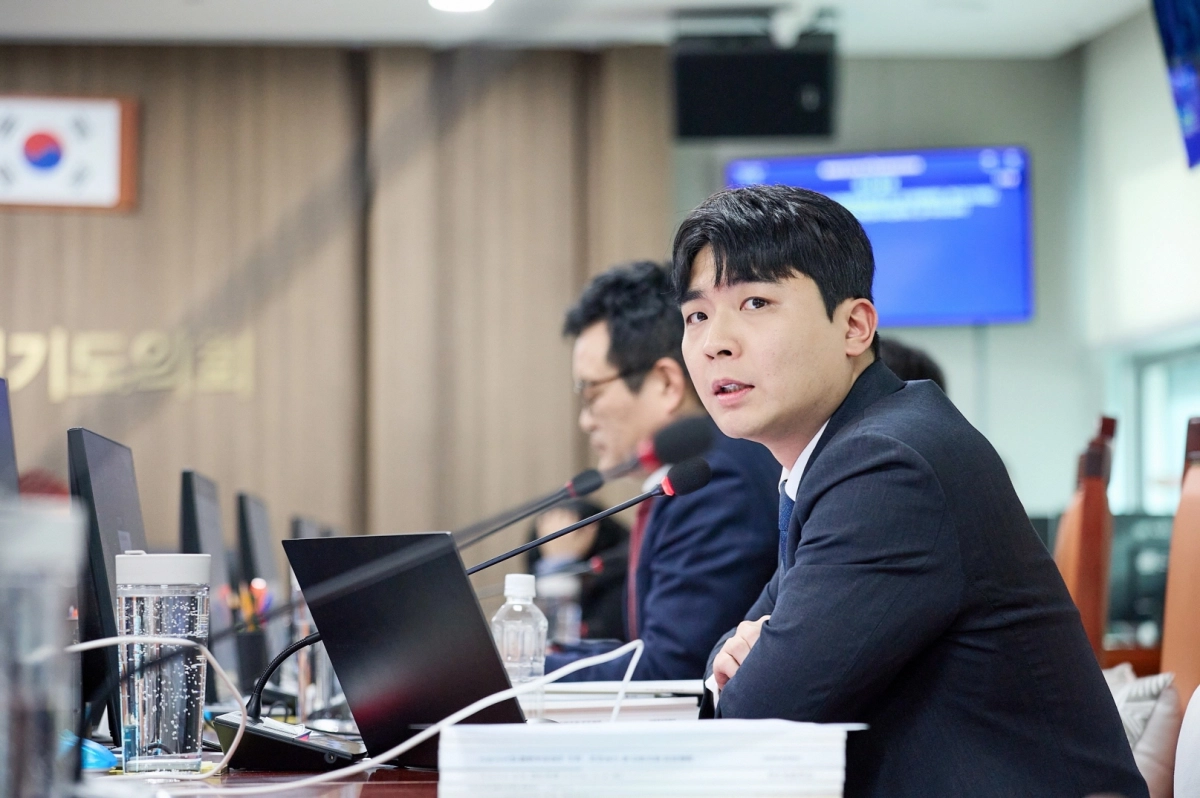 정동혁 의원이 6일 열린 2026년도 업무보고에서 암표 및 콘텐츠 불법 유통 근절을 위한 경기도 차원의 실효성 있는 대응책 마련을 강력히 촉구하고 있다.(사진=경기도의회)