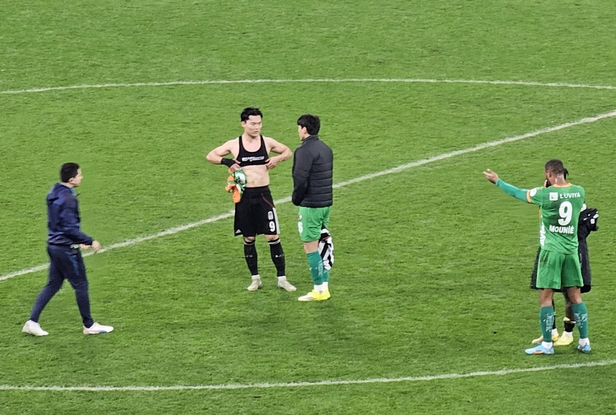 8일(현지시간) 이스탄불에서 열린 튀르키예 쉬페르리그 베식타시와 알란야스포르의 경기가 2-2 무승부로 끝난 후 오현규(가운데 왼쪽)와 황의조가 유니폼을 교환하며 이야기를 나누고 있다. 이스탄불 연합뉴스