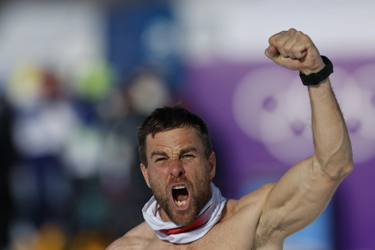 8일(현지시간) 이탈리아 리비뇨 스노 파크에서 열린 2026 밀라노·코르티나담페초 동계올림픽 스노보드 남자 평행대회전 메달 시상식에서 금메달을 따낸 베냐민 카를(오스트리아)가 웃옷을 벗어던진 채 두 주먹을 불끈 쥐며 ‘헐크’와 같은 포즈를 취한 채 포효하고 있다. 2026.2.8 리비뇨 신화 AP 뉴시스