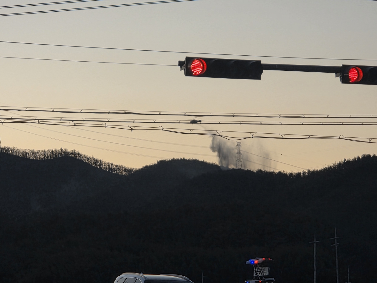 경북 경주시 문무대왕면 입천리 한 야산에서 산불이 나자 지난 8일 투입된 진화헬기. 경주 김형엽 기자