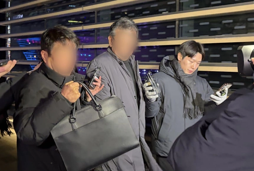 인천 강화군 중증장애인 거주시설 색동원 시설장 김모(가운데)씨가 4일 경찰 조사를 마치고 서울 중구 서울경찰청 조사실에서 나오고 있다. 연합뉴스