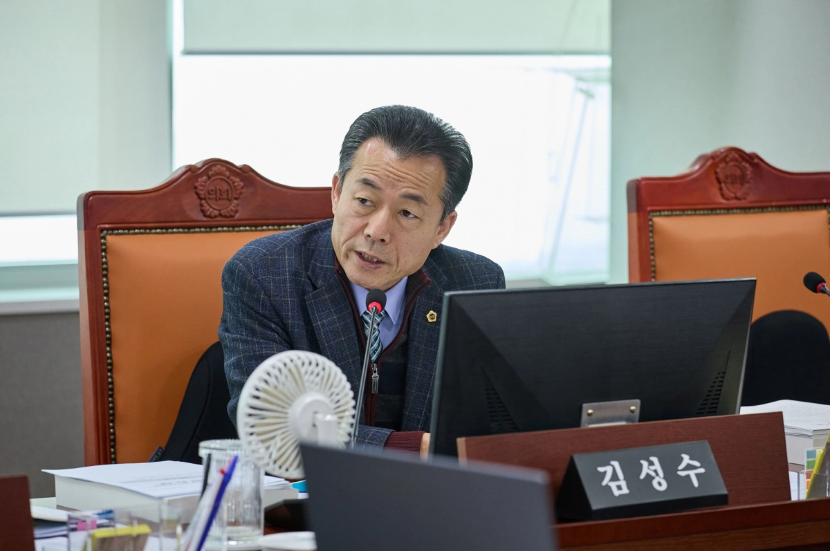 김성수 의원이 6일 열린 2026년 건설국 업무보고에서 건설노동자 한파 대책 실태를 지적하고 도 차원의 적극적인 관리 감독과 제도 보완을 주문하고 있다.(사진=경기도의회)