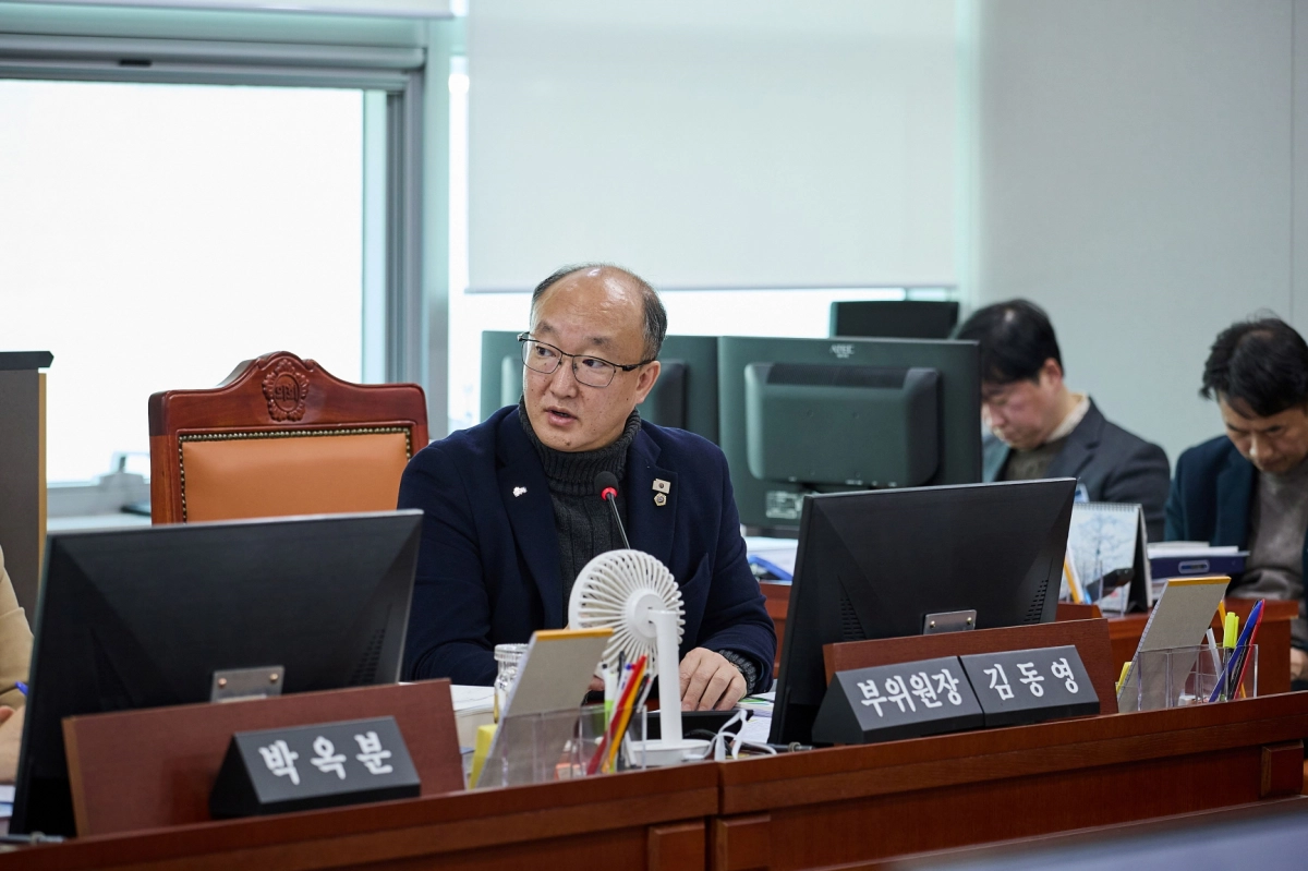 김동영 의원이 6일 열린 2026년 건설국 업무보고에서, 급증하는 도내 건설기계 임대료 체불 실태를 지적하고 경기도 차원의 대책 마련을 촉구하고 있다.(사진=경기도의회)