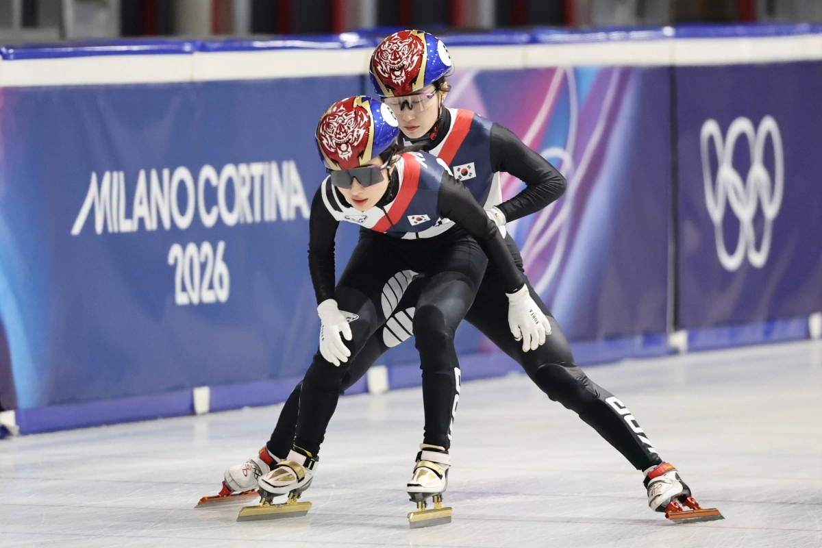 한국 쇼트트랙 국가대표 김길리와 최민정이 9일(한국시간) 이탈리아 밀라노 아이스스케이팅 아레나에서 진행한 2026 밀라노·코르티나담페초 동계올림픽 대비 훈련에서 계주 호흡을 맞추고 있다. 밀라노 연합뉴스