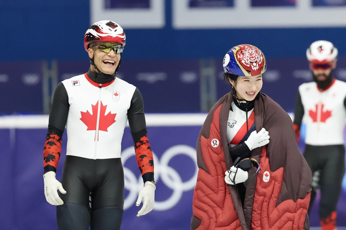 한국 쇼트트랙 국가대표 김길리가 5일(한국시간) 이탈리아 밀라노 아이스스케이팅 아레나에서 진행한 2026 밀라노·코르티나담페초 동계올림픽 대비 훈련에서 캐나다의 조던 피에르질과 대화하고 있다. 밀라노 연합뉴스