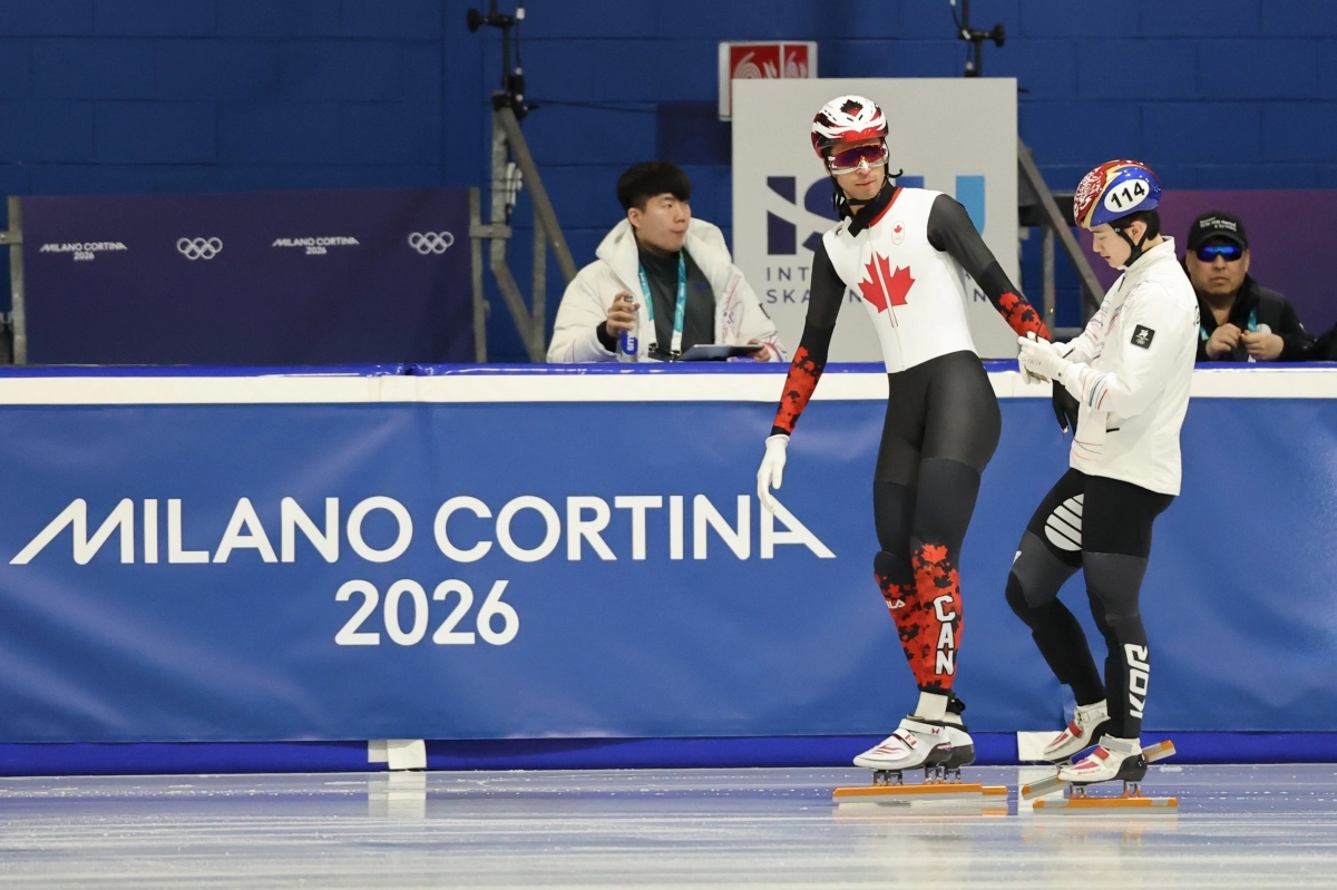한국 쇼트트랙 국가대표 신동민이 5일(한국시간) 이탈리아 밀라노 아이스스케이팅 아레나에서 진행한 2026 밀라노·코르티나담페초 동계올림픽 대비 훈련에서 캐나다의 윌리엄 단지누와 대화하고 있다. 밀라노 연합뉴스