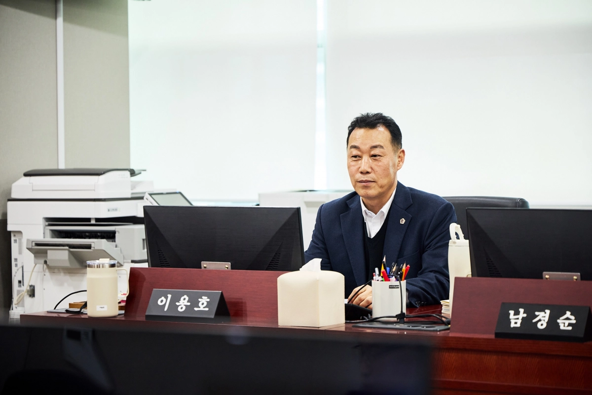 이용호 의원이 6일 열린 제388회 임시회 경제실 소관 업무보고에서 경기도 지역화폐 민간 대행사 의존 구조를 공공기관이 직접 수행할 수 있도록 중장기 계획 수립을 주문하고 있다.(사진=경기도의회)