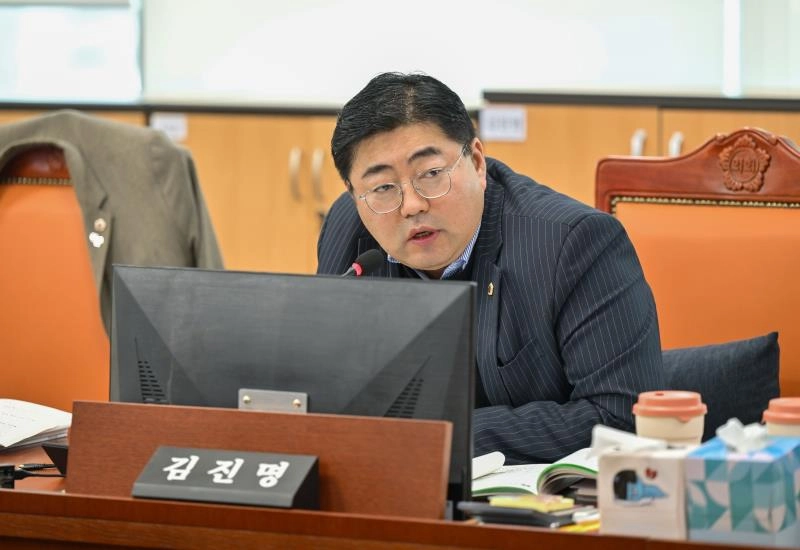 김진명 의원이 6일 열린 제388회 임시회 2026년 주요 업무보고에서 청년 결혼축하 지원사업 축소와 포인트 전환 등 행정 편의주의 운영 방식을 지적하고 도민 눈높이 현장 체감 정책을 주문하고 있다.(사진=경기도의회)