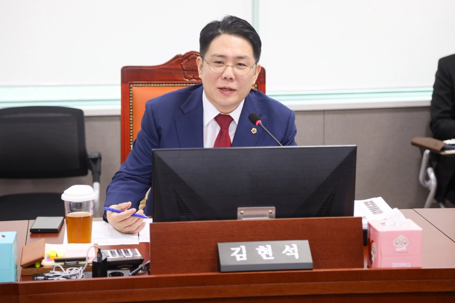 김현석 의원이 9일 경기도교육청을 상대로 한 업무보고에서 유치원 인접 공사로 인한 유아 안전 문제를 지적하고 제도적 보완과 대응 체계 마련을 촉구하고 있다.(사진=경기도의회)