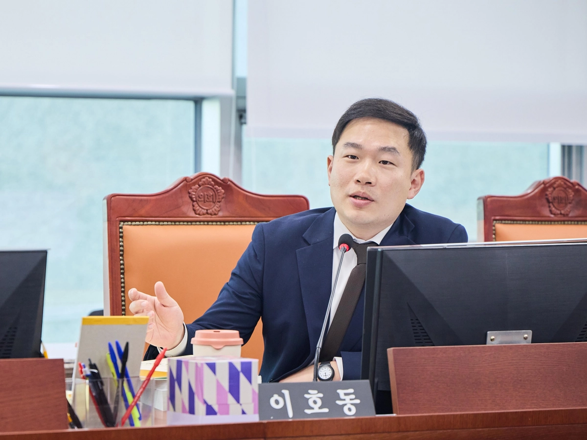 이호동의원이 9일 열린 경기도교육청 대상 업무보고에서 학폭 심의 변호인 조력권이 충분히 보장되지 않는 실태를 지적하고  제도와 운영 전반에 대한 개선을 촉구하고 있다.(사진=경기도의회)