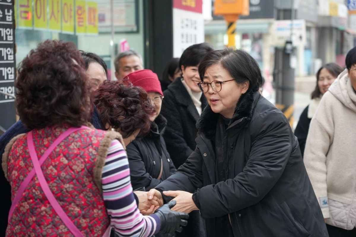 이순희(오른쪽) 강북구청장이 설 명절을 맞아 지난 5일 시장을 방문해 상인들과 이야기하며 악수하고 있다. 강북구 제공