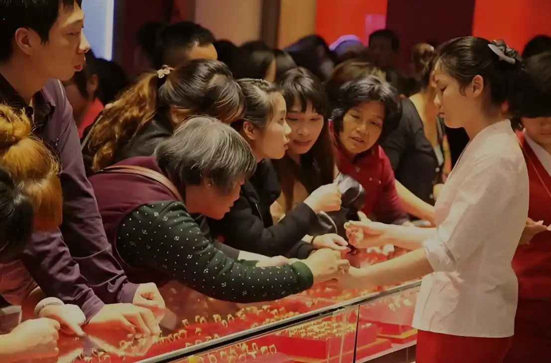 금 판매장에 몰린 중국인들.  바이두 캡처