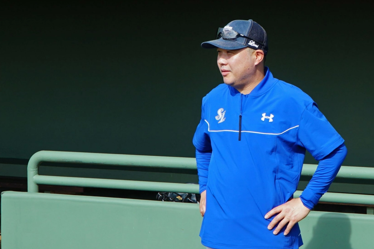 괌 전지훈련 중 선수들을 지켜보는 박진만 삼성 라이온즈 감독. 삼성 라이온즈 제공