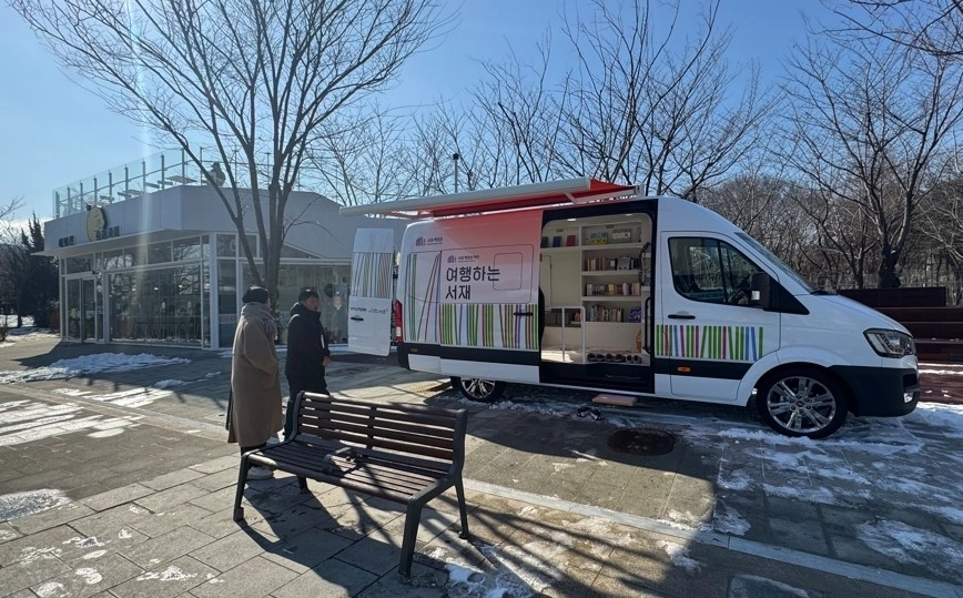 서울 서초구 양재시민의 숲 인근 여의천 소원카페의 ‘여행하는 서재’가 운영되고 있다. 서초구 제공