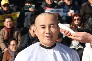김진태, 국회에서 ‘삭발 시위’…“이렇게까지 안 하려고 했는데”