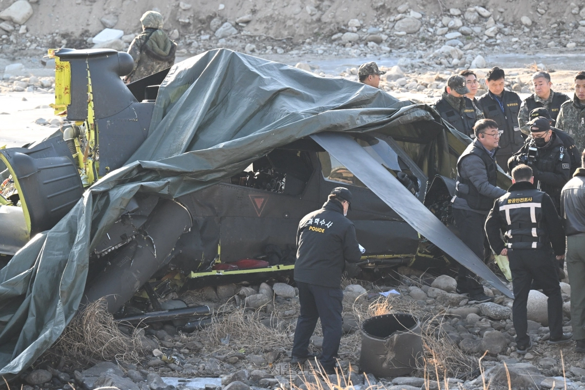 군 관계자들과 경찰 과학수사대 등이 9일 경기 가평군 조종면 신하교 인근에 추락한 군 헬기 잔해에서 현장 조사를 하고 있다. 2026.2.9 이지훈 기자