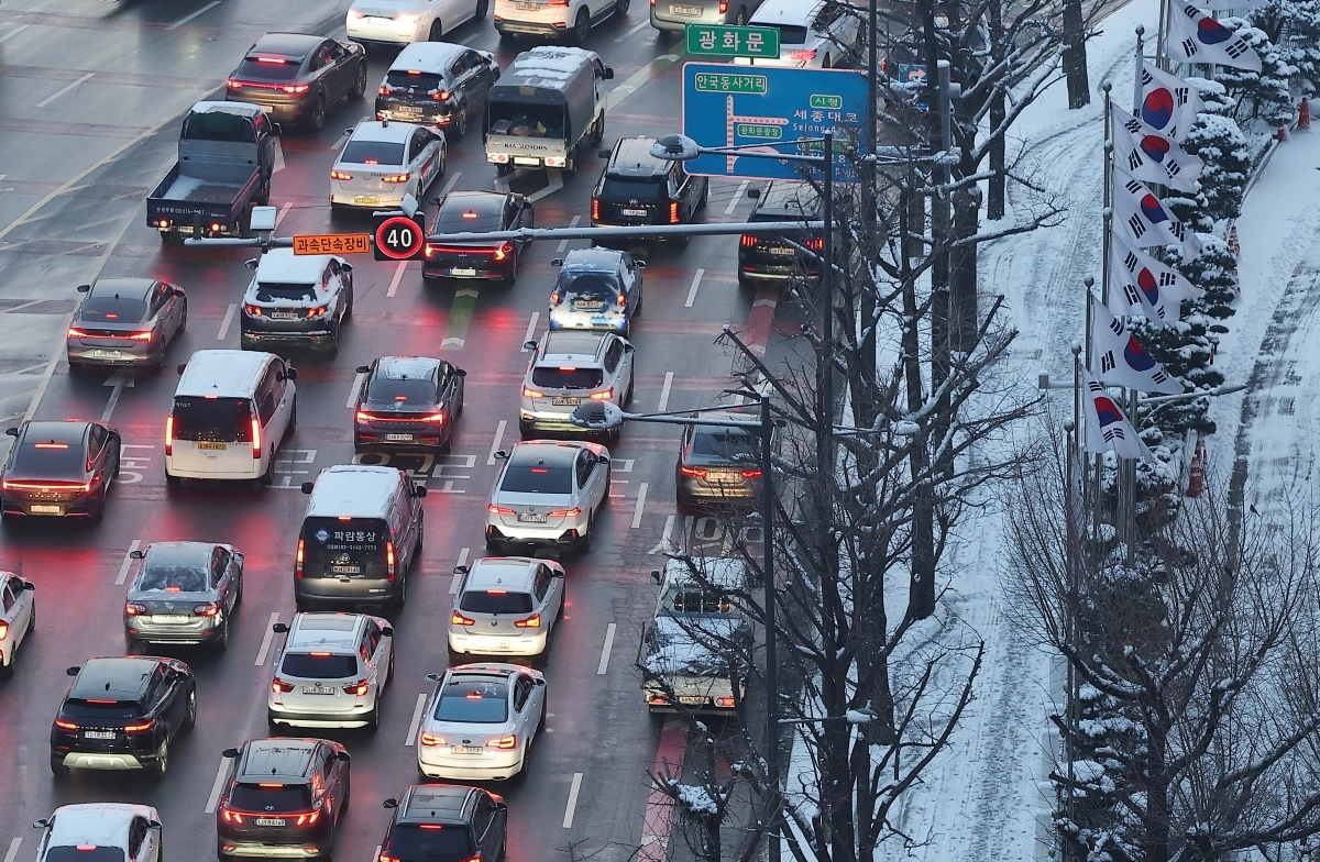 폭설이 내린 2일 오전 서울 종로구 광화문광장 인근 도로가 정체되고 있다. 2026.2.2. 연합뉴스