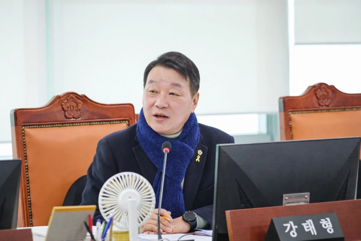 강태형 의원이 9일 열린 제388회 임시회 건설교통위원회 업무보고에서 경기도 교통국 등 기관 대상으로 2026년 계획이 ‘보고용’이 아닌 실행 계획이 될 것을 주문하고 있다.(사진=경기도의회)