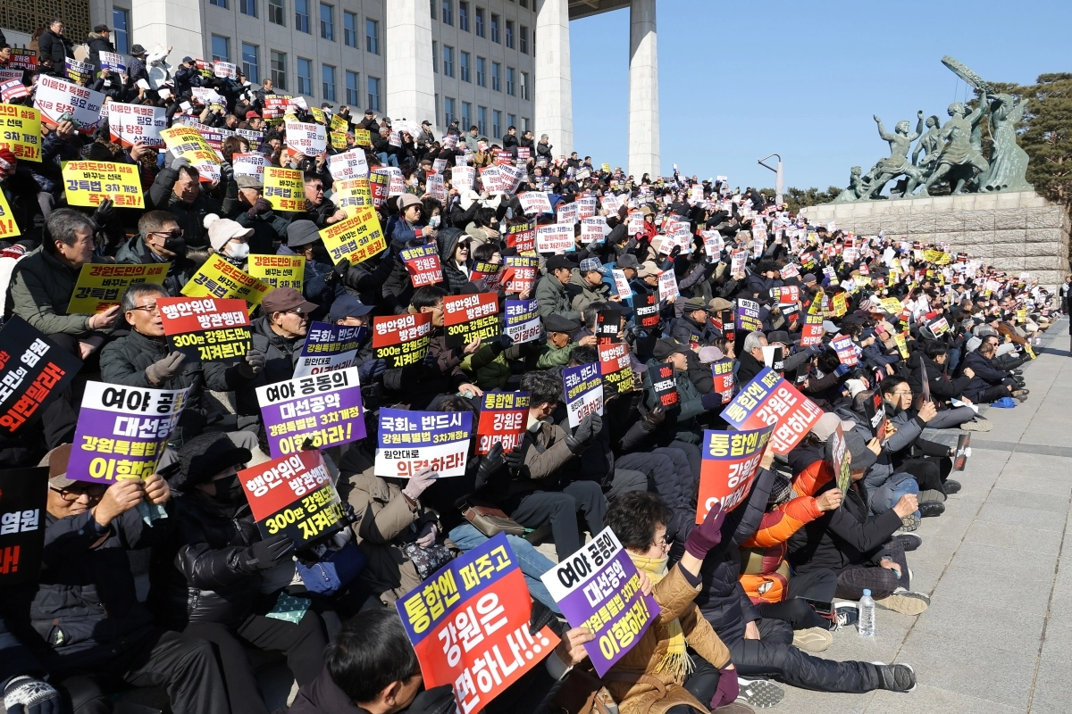 9일 서울 여의도 국회 본청 앞에서 열린 강원특별법 ‘3차 개정안’ 통과 촉구를 위한 국회 상경 도민 결의대회에서 참석자들이 구호를 외치고 있다. 2026.2.9 연합뉴스