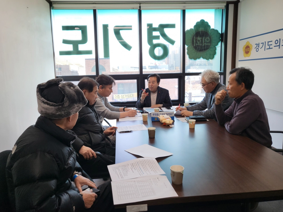김성남 의원이 9일 경기도의회 포천상담소에서 사과영농조합법인 임원들과 정담회를 열고 포천사과 산업의 발전 방안에 대해 의견을 나누고 있다.(사진=경기도의회)