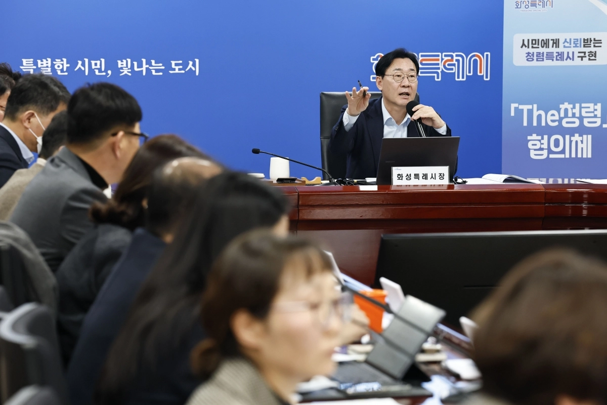 정명근 화성시장이 9일 시청 상황실에서 ‘더 청렴’ 협의체 회의를  주재하고 있다. (화성시 제공)