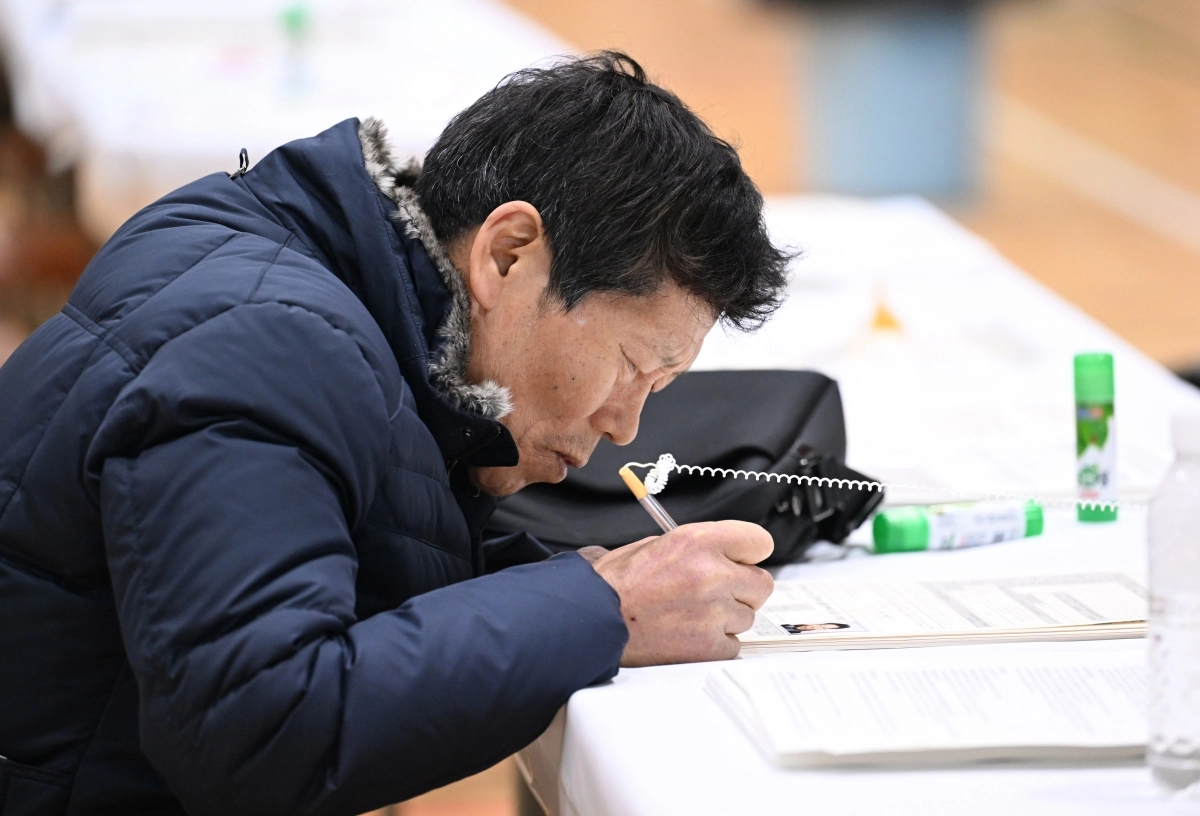 검정고시 응시생이 2026년도 제1회 초·중·고졸 검정고시 원서 접수일인 9일 서울 동작구 서울공업고등학교 체육관에서 원서를 작성하고 있다. 2026.2.9 도준석 전문기자