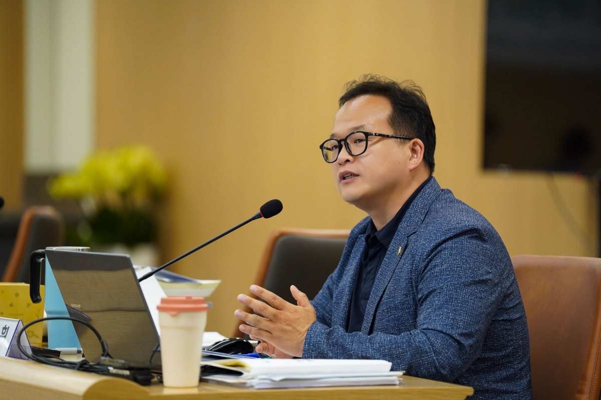 임창휘 의원이 9일 열린 경기도 도시주택실의 2026년 업무보고에서 규제로 소외된 광주시의 ‘30만㎡ 데이터 클러스터 시범단지’ 조성과 ‘공공주도 도시개발 면적 제한 해제’를 주문하고 있다.(사진=경기도의회)