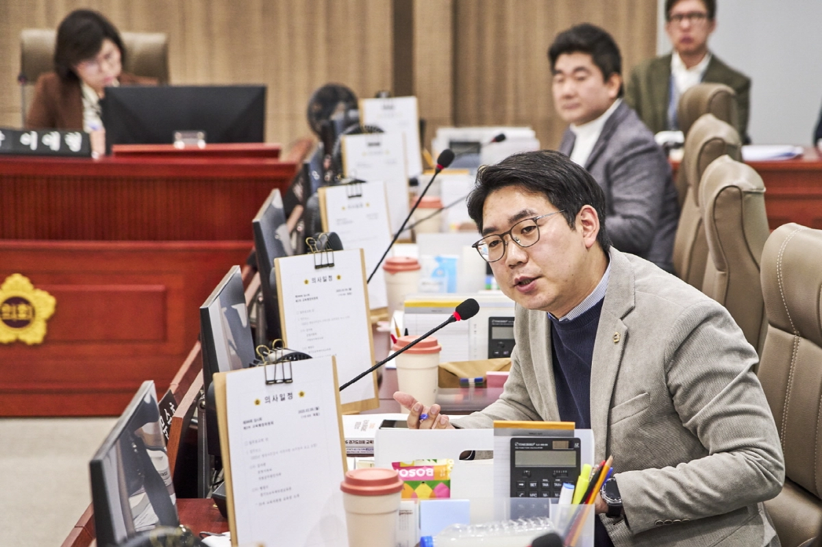 문승호 의원이 9일 제388회 교육행정위원회 행정국 업무보고에서 성남 고등지구 중학교 설립 시 특수성을 반영한 학교 설립 방안을 검토하도록 주문하고 있다.(사진=경기도의회)