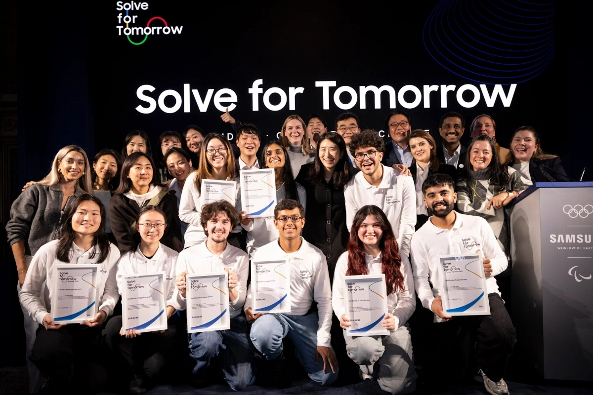 ‘삼성 솔브포투모로우’ 홍보대사로 위촉된 청소년 팀들이 관계자들과 함께 위촉장을 들어보이고 있다. IOC 제공