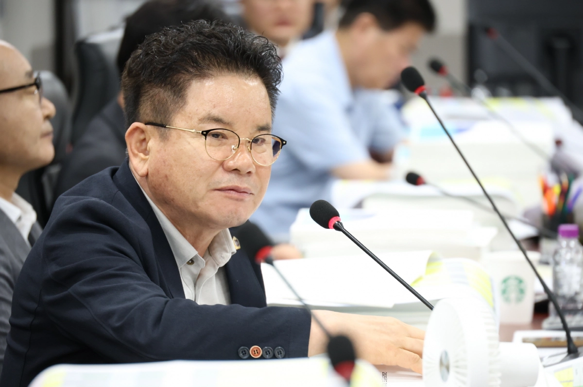문병근 의원이 9일 제388회 임시회 건설교통위원회 교통국 업무보고에서 청소년 교통비  카드의 PM 결제 차단 여부, 똑버스 노선 운영, 교통정보센터 통신망 이중화 등 교통국 주요 현안에 대해 질의하고 있다.(사진=경기도의회)