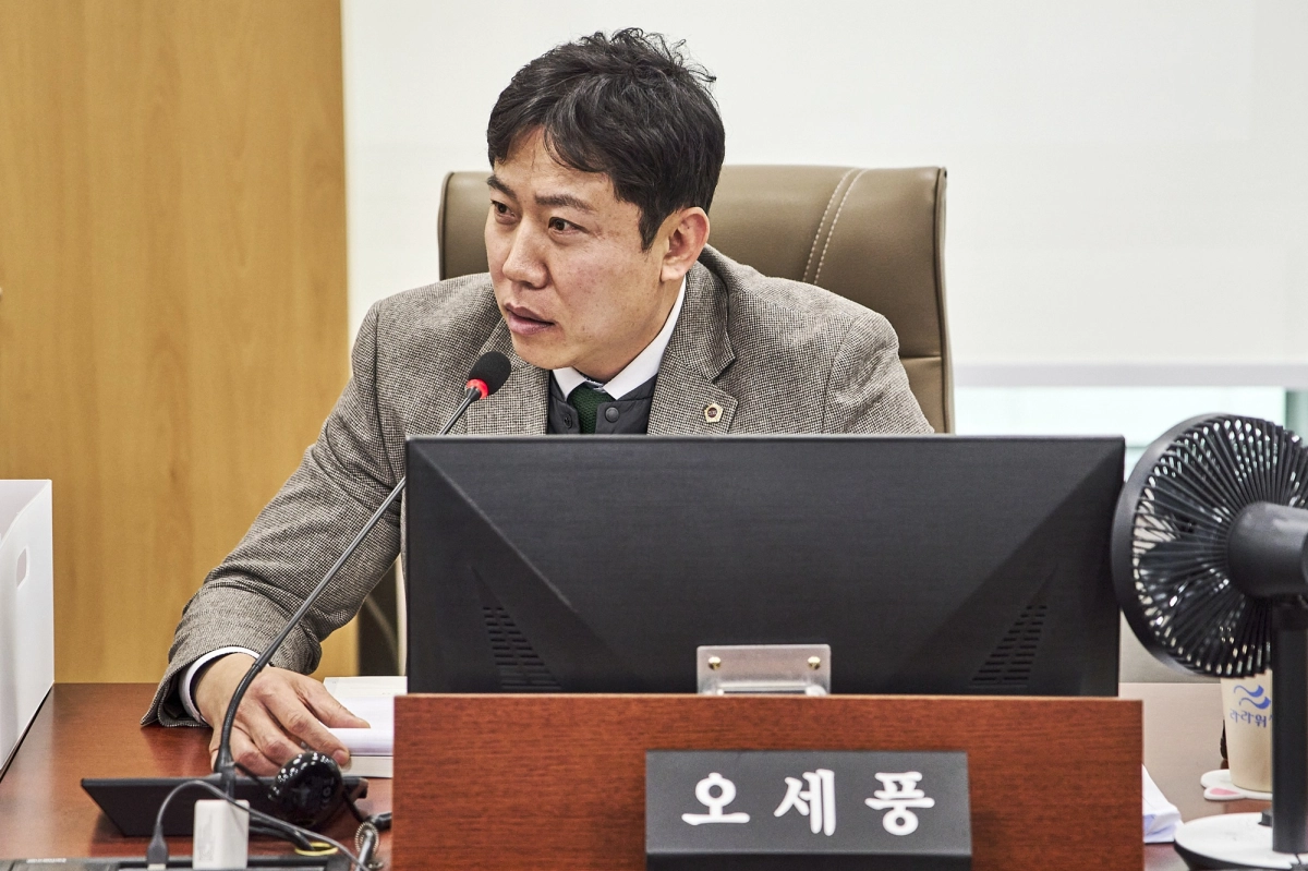 오세풍 의원이 9일 열린 경기도의회 교육행정위원회 업무보고에서 김포 지역의 과밀학급 문제, 숫자 아닌 질과 돌봄 여건을 함께 고려할 것을 주문하고 있다.(사진=경기도의회)
