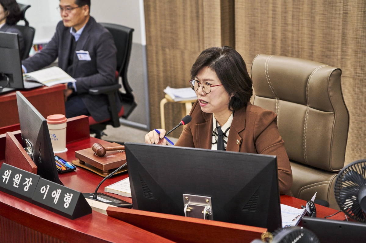 이애형 의원이 9일 제388회 경기도의회 임시회 교육행정위원회 상임위 업무보고에서 사립유치원 석면 제거 지원을 위한 행정국 차원의 적극적인 역할을 주문하고 있다.(사진=경기도의회)