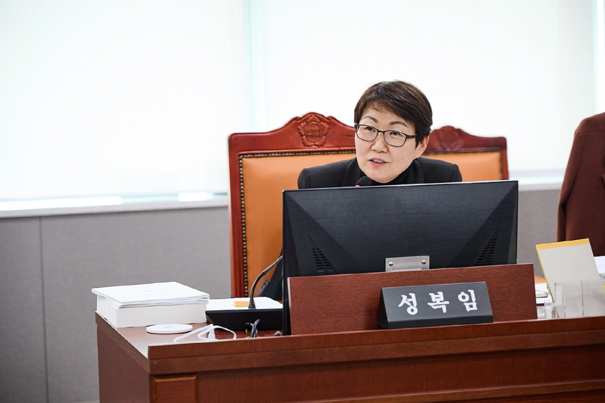 성복임 의원이 9일 제388회 임시회 건설교통위원회 교통국 업무보고에서 교통 정책 전반을 점검하고 실질적인 교통복지 정책 가동을 주문하고 있다.(사진=경기도의회)