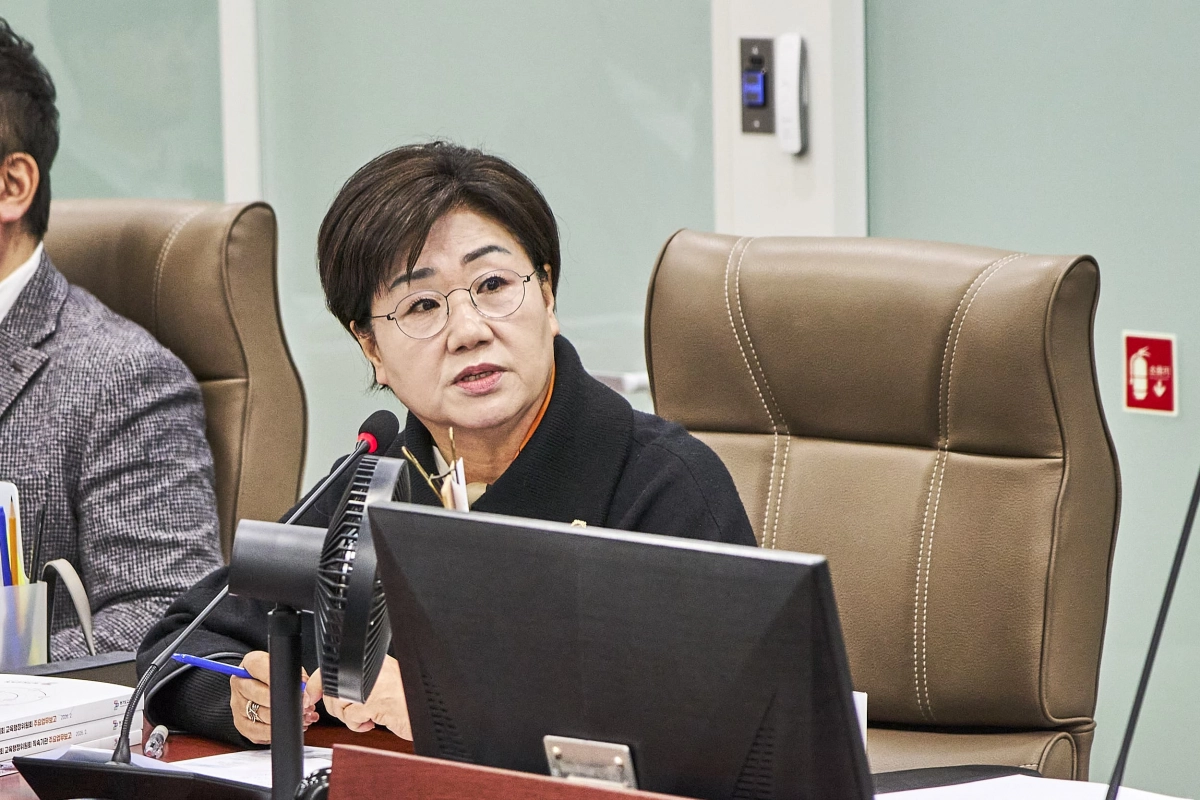 황진희 의원이 9일 열린 교육행정위원회 업무보고에서 경기도교육청의 청렴 체감도 하락 울 지적하고 실질적인 청렴도 개선 대책 마련을 주문하고 있다.(사진=경기도의회)