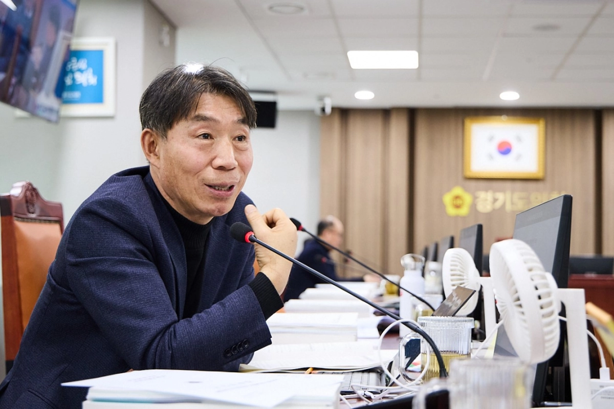 이홍근 의원이 9일 열린 제388회 임시회 경기교통공사 업무보고에서 모빌리티 플랫폼 ‘똑타’ 플랫폼 사용료 적정성과 자체 구축 여부를 명확히 할 것을 주문하고 있다.(사진=경기도의회)